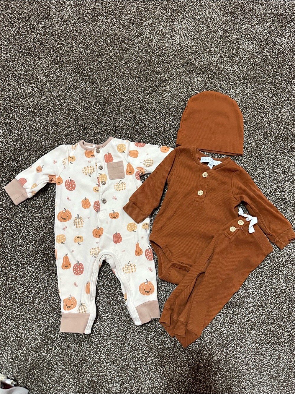 Cute fall 2 baby outfits 3-6mo